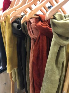 MARCHÉ DE NOËL - la saison est officiellement lancé pour moi, jetait ce week-end au marché de Noël de Clecy, organisé par le super équipe de la boutique @defilenfilles à découvrir toutes l’année sur la commune de Clecy juste à côté de @lepicerie.du.coing.
#gift #cadeauxethiques #cadeauxresponsables #madeinnormandie #textiles
—-
Charlene Poret - Artextiles
Gardienne de savoir-faire en Normandie
Dentelle et broderie à l’aiguille et teinture naturelle