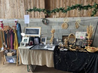 MARCHÉ DE NOEL - Une fois de plus, les couleurs de mes foulards on fait fureurs. Merci à tout ceux qui en ont de nouveau adopté ce week-end pour soi ou pour offrir.
Avec @ingrids_handen1 nous faisons parfois des stands en commun, nos travaux s’associent à merveille, n’hésitez pas à aller découvrir son travail de tressage de paille.
Prochaine et dernière sorti de l’année dimanche 21 pour aller retrouver la Suisse Normande, rendez-vous toute l’après-midi à l´espace de coworking La menuiserie.
#craft #artsandcrafts #idéecadeau #orne #suissenormande #normandy #madeinfrance #madeinnormandie
—-
Charlène Poret - Artextiles
Artisane d’art et formatrice, gardienne de savoir-faire.
Dentelle, broderie et teinture naturelle