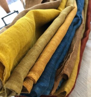 FOULARDS - une nouvelle fournée viens d’arriver à la @maisondesartisansdart_alencon.
Je peaufine les détails avec mes outils @bohin_france en ajoutant mes super étiquettes faite maison en teinture naturelle.
À retrouver jusqu’au 26 septembre à la Maison des sept colonnes à Alençon.
#normandie_tourisme #foulards #teinturenaturelle #wildcolor 
—-
Charlene Poret - Artextiles 
Artisane d’art et formatrice en art textile 
Broderies, dentelles et teintures naturelles
Orne, Normandie, France