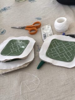 TRANSMISSION - je donne après un début d’année plus calme car c’était moi qui était en formation, les stages dentelles à l’aiguille se suivent. Les prochains kits son envoyé pour la prochaine formation à distance.
#needlelace #needleworks #lacemaker #alenconlace #learningneedlelace 
—-